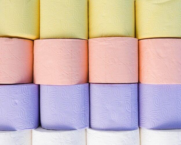 Jak wybrać porządnie wykonany ręcznik do łazienki? Przewodnik po materiałach, rozmiarach i kolorach