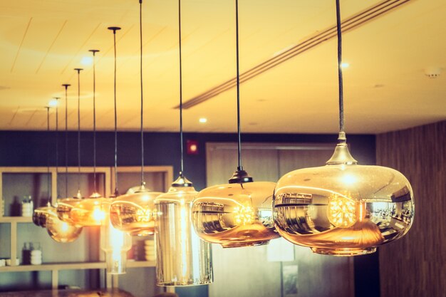 Tworzenie przytulnej atmosfery w domu dzięki odpowiedniemu doborowi lamp i dodatków świetlnych