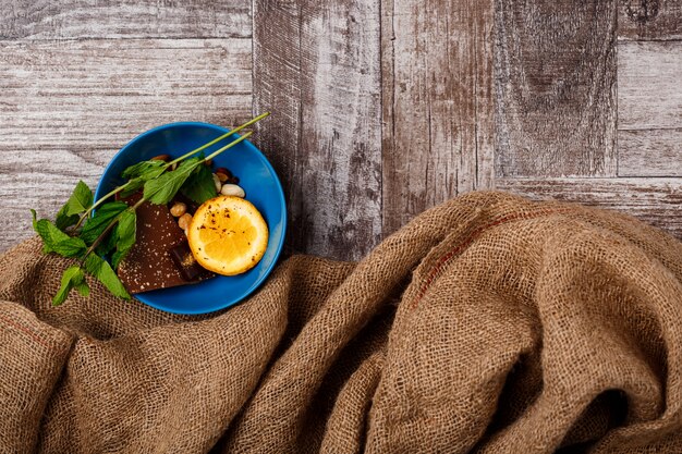 Jak wybrać idealny obrus plamoodporny do jadalni?