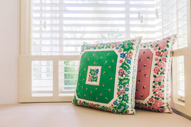 Personalizacja wnętrza: Jak wykorzystać dekoracyjne poduszki do stworzenia unikalnego stylu